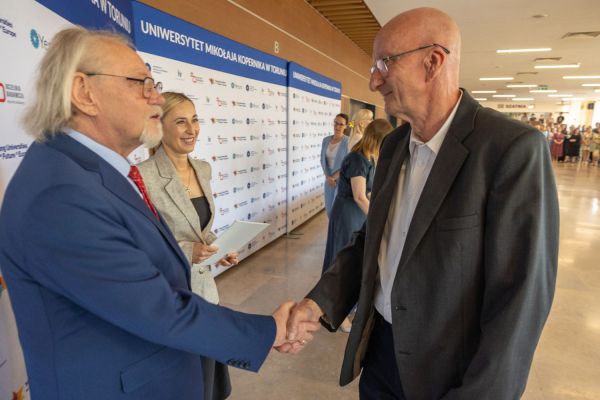 Uroczyste wręczenie Nagród Rektora dla osób zatrudnionych w toruńskiej części UMK [fot. Mikołaj Kuras] Kliknij, aby powiększyć zdjęcie