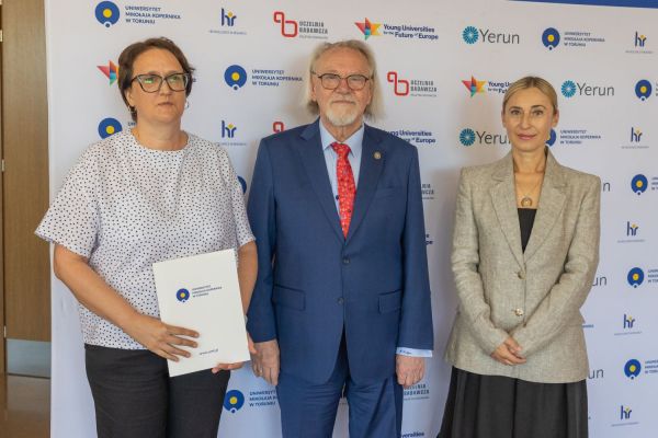 Uroczyste wręczenie Nagród Rektora dla osób zatrudnionych w toruńskiej części UMK [fot. Mikołaj Kuras] Kliknij, aby powiększyć zdjęcie