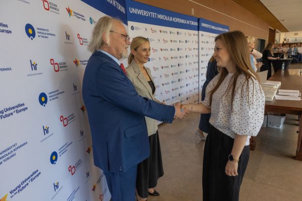 Uroczyste wręczenie Nagród Rektora dla osób zatrudnionych w toruńskiej części UMK [fot. Mikołaj Kuras] Kliknij, aby powiększyć zdjęcie
