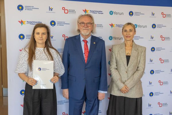 Uroczyste wręczenie Nagród Rektora dla osób zatrudnionych w toruńskiej części UMK [fot. Mikołaj Kuras] Kliknij, aby powiększyć zdjęcie