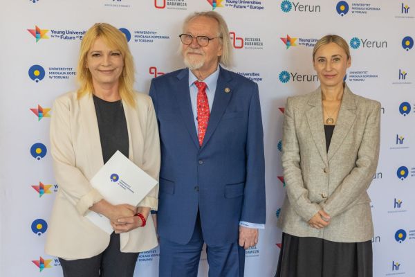 Uroczyste wręczenie Nagród Rektora dla osób zatrudnionych w toruńskiej części UMK [fot. Mikołaj Kuras] Kliknij, aby powiększyć zdjęcie