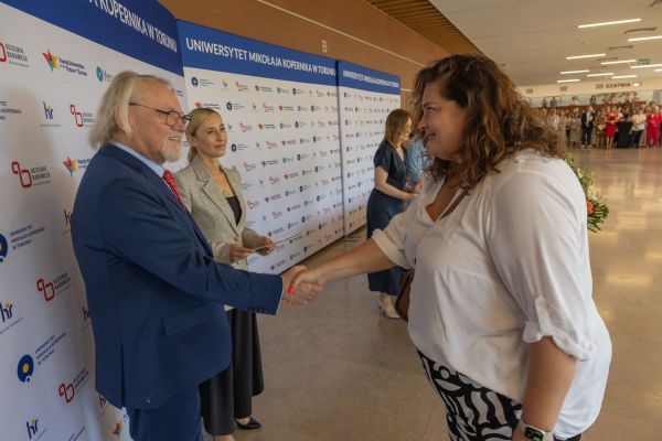 Uroczyste wręczenie Nagród Rektora dla osób zatrudnionych w toruńskiej części UMK [fot. Mikołaj Kuras] Kliknij, aby powiększyć zdjęcie