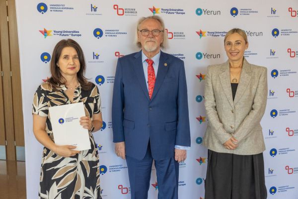 Uroczyste wręczenie Nagród Rektora dla osób zatrudnionych w toruńskiej części UMK [fot. Mikołaj Kuras] Kliknij, aby powiększyć zdjęcie