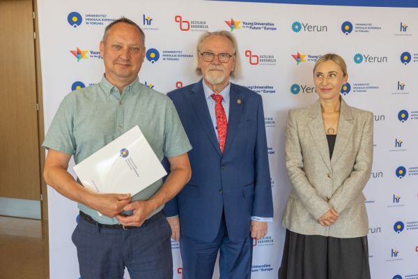 Uroczyste wręczenie Nagród Rektora dla osób zatrudnionych w toruńskiej części UMK [fot. Mikołaj Kuras] Kliknij, aby powiększyć zdjęcie