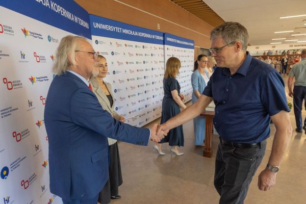 Uroczyste wręczenie Nagród Rektora dla osób zatrudnionych w toruńskiej części UMK [fot. Mikołaj Kuras] Kliknij, aby powiększyć zdjęcie