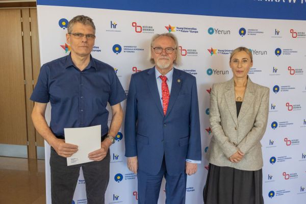 Uroczyste wręczenie Nagród Rektora dla osób zatrudnionych w toruńskiej części UMK [fot. Mikołaj Kuras] Kliknij, aby powiększyć zdjęcie