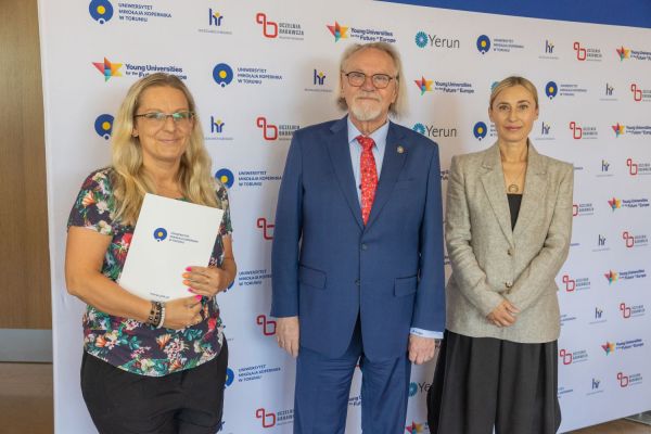 Uroczyste wręczenie Nagród Rektora dla osób zatrudnionych w toruńskiej części UMK [fot. Mikołaj Kuras] Kliknij, aby powiększyć zdjęcie