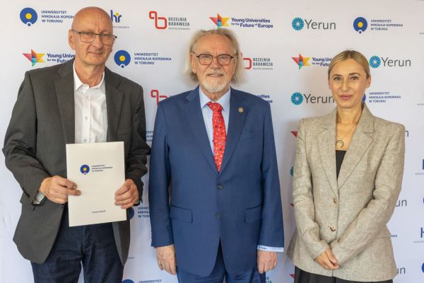 Uroczyste wręczenie Nagród Rektora dla osób zatrudnionych w toruńskiej części UMK [fot. Mikołaj Kuras] Kliknij, aby powiększyć zdjęcie