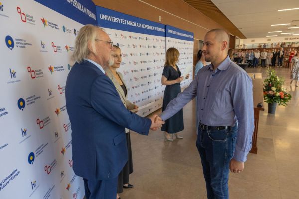 Uroczyste wręczenie Nagród Rektora dla osób zatrudnionych w toruńskiej części UMK [fot. Mikołaj Kuras] Kliknij, aby powiększyć zdjęcie