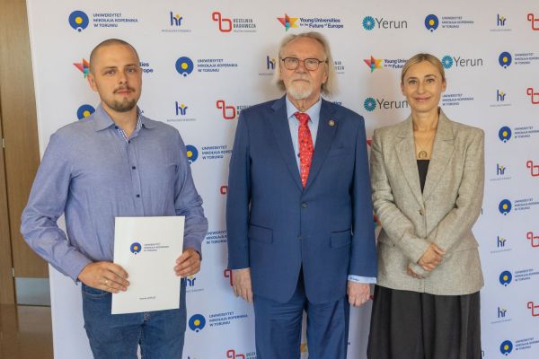 Uroczyste wręczenie Nagród Rektora dla osób zatrudnionych w toruńskiej części UMK [fot. Mikołaj Kuras] Kliknij, aby powiększyć zdjęcie