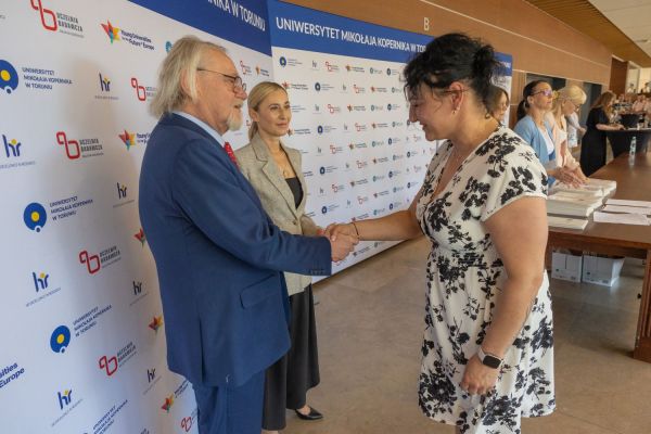 Uroczyste wręczenie Nagród Rektora dla osób zatrudnionych w toruńskiej części UMK [fot. Mikołaj Kuras] Kliknij, aby powiększyć zdjęcie