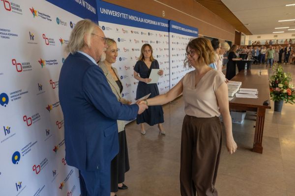 Uroczyste wręczenie Nagród Rektora dla osób zatrudnionych w toruńskiej części UMK [fot. Mikołaj Kuras] Kliknij, aby powiększyć zdjęcie