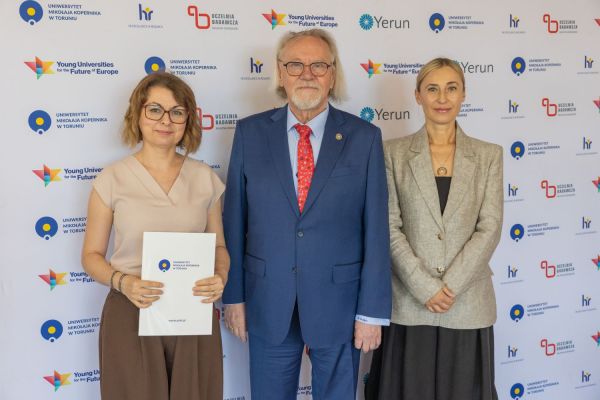 Uroczyste wręczenie Nagród Rektora dla osób zatrudnionych w toruńskiej części UMK [fot. Mikołaj Kuras] Kliknij, aby powiększyć zdjęcie