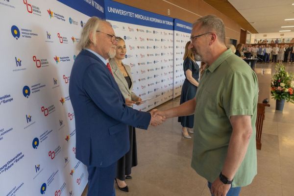 Uroczyste wręczenie Nagród Rektora dla osób zatrudnionych w toruńskiej części UMK [fot. Mikołaj Kuras] Kliknij, aby powiększyć zdjęcie