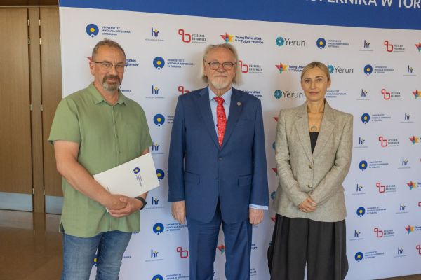 Uroczyste wręczenie Nagród Rektora dla osób zatrudnionych w toruńskiej części UMK [fot. Mikołaj Kuras] Kliknij, aby powiększyć zdjęcie