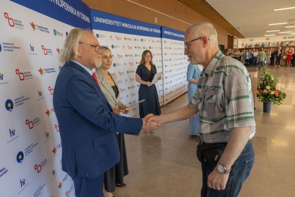 Uroczyste wręczenie Nagród Rektora dla osób zatrudnionych w toruńskiej części UMK [fot. Mikołaj Kuras] Kliknij, aby powiększyć zdjęcie