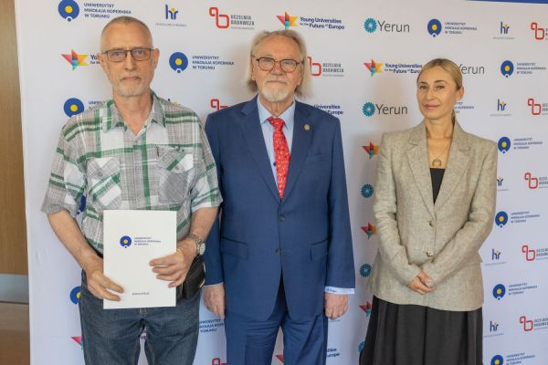 Uroczyste wręczenie Nagród Rektora dla osób zatrudnionych w toruńskiej części UMK [fot. Mikołaj Kuras] Kliknij, aby powiększyć zdjęcie