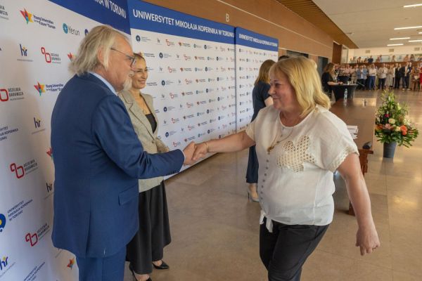 Uroczyste wręczenie Nagród Rektora dla osób zatrudnionych w toruńskiej części UMK [fot. Mikołaj Kuras] Kliknij, aby powiększyć zdjęcie