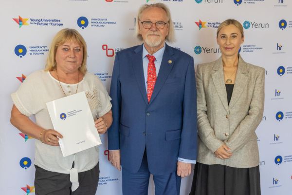 Uroczyste wręczenie Nagród Rektora dla osób zatrudnionych w toruńskiej części UMK [fot. Mikołaj Kuras] Kliknij, aby powiększyć zdjęcie