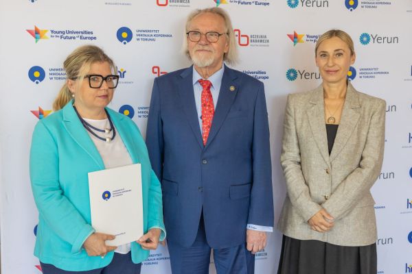 Uroczyste wręczenie Nagród Rektora dla osób zatrudnionych w toruńskiej części UMK [fot. Mikołaj Kuras] Kliknij, aby powiększyć zdjęcie