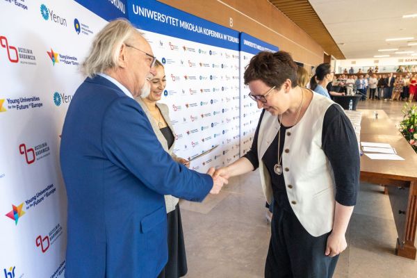 Uroczyste wręczenie Nagród Rektora dla osób zatrudnionych w toruńskiej części UMK [fot. Mikołaj Kuras] Kliknij, aby powiększyć zdjęcie