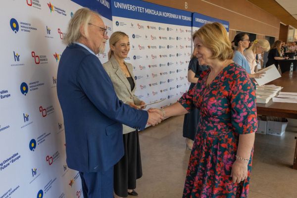 Uroczyste wręczenie Nagród Rektora dla osób zatrudnionych w toruńskiej części UMK [fot. Mikołaj Kuras] Kliknij, aby powiększyć zdjęcie