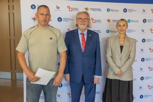 Uroczyste wręczenie Nagród Rektora dla osób zatrudnionych w toruńskiej części UMK [fot. Mikołaj Kuras] Kliknij, aby powiększyć zdjęcie