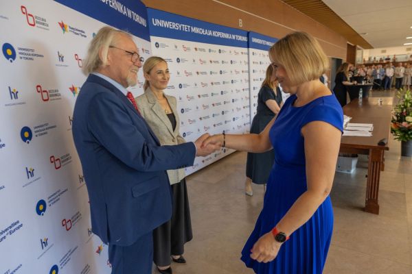 Uroczyste wręczenie Nagród Rektora dla osób zatrudnionych w toruńskiej części UMK [fot. Mikołaj Kuras] Kliknij, aby powiększyć zdjęcie