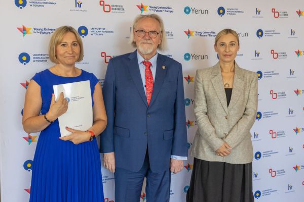 Uroczyste wręczenie Nagród Rektora dla osób zatrudnionych w toruńskiej części UMK [fot. Mikołaj Kuras] Kliknij, aby powiększyć zdjęcie