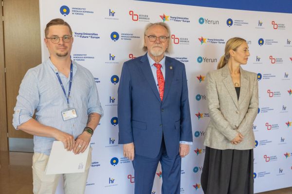 Uroczyste wręczenie Nagród Rektora dla osób zatrudnionych w toruńskiej części UMK [fot. Mikołaj Kuras] Kliknij, aby powiększyć zdjęcie