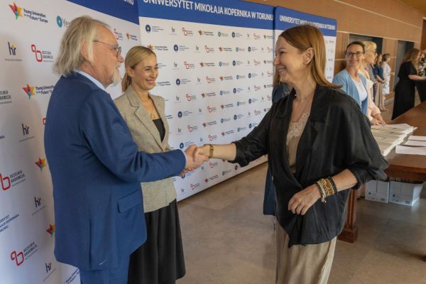 Uroczyste wręczenie Nagród Rektora dla osób zatrudnionych w toruńskiej części UMK [fot. Mikołaj Kuras] Kliknij, aby powiększyć zdjęcie