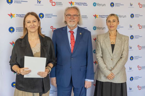 Uroczyste wręczenie Nagród Rektora dla osób zatrudnionych w toruńskiej części UMK [fot. Mikołaj Kuras] Kliknij, aby powiększyć zdjęcie