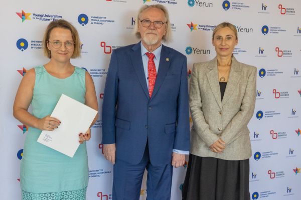 Uroczyste wręczenie Nagród Rektora dla osób zatrudnionych w toruńskiej części UMK [fot. Mikołaj Kuras] Kliknij, aby powiększyć zdjęcie