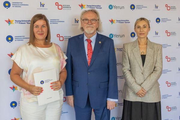 Uroczyste wręczenie Nagród Rektora dla osób zatrudnionych w toruńskiej części UMK [fot. Mikołaj Kuras] Kliknij, aby powiększyć zdjęcie