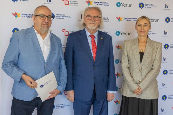 Uroczyste wręczenie Nagród Rektora dla osób zatrudnionych w toruńskiej części UMK [fot. Mikołaj Kuras] Kliknij, aby powiększyć zdjęcie