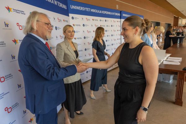 Uroczyste wręczenie Nagród Rektora dla osób zatrudnionych w toruńskiej części UMK [fot. Mikołaj Kuras] Kliknij, aby powiększyć zdjęcie