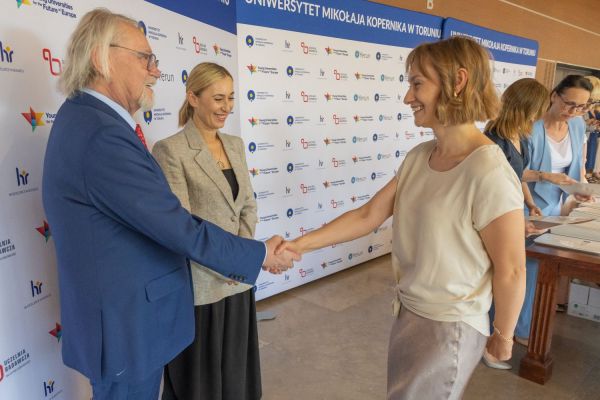 Uroczyste wręczenie Nagród Rektora dla osób zatrudnionych w toruńskiej części UMK [fot. Mikołaj Kuras] Kliknij, aby powiększyć zdjęcie