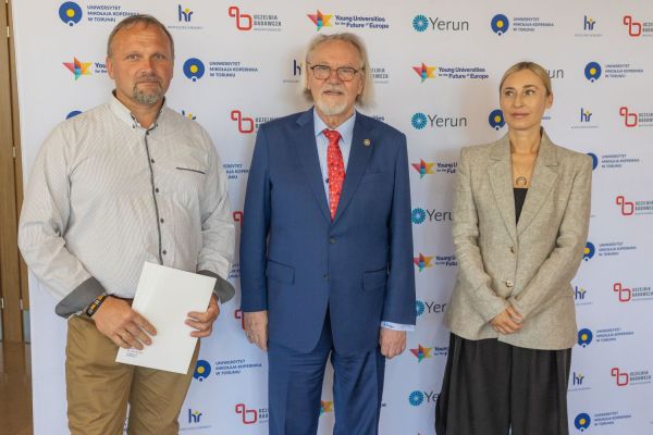 Uroczyste wręczenie Nagród Rektora dla osób zatrudnionych w toruńskiej części UMK [fot. Mikołaj Kuras] Kliknij, aby powiększyć zdjęcie