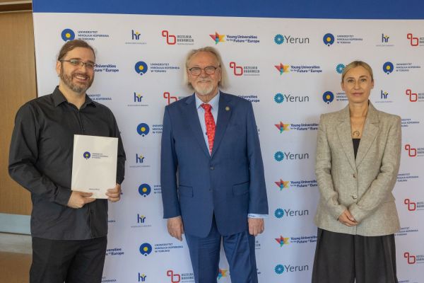 Uroczyste wręczenie Nagród Rektora dla osób zatrudnionych w toruńskiej części UMK [fot. Mikołaj Kuras] Kliknij, aby powiększyć zdjęcie