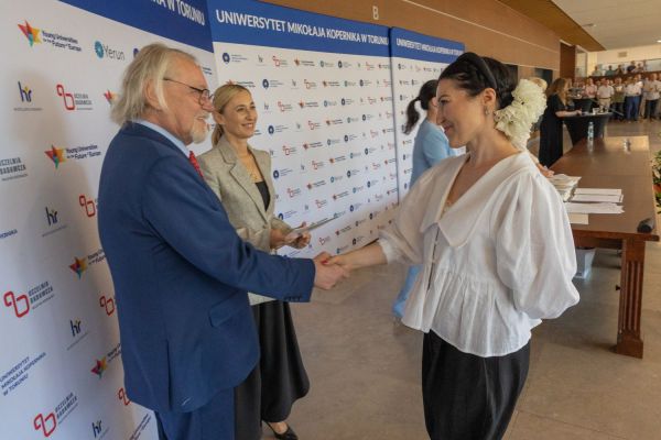 Uroczyste wręczenie Nagród Rektora dla osób zatrudnionych w toruńskiej części UMK [fot. Mikołaj Kuras] Kliknij, aby powiększyć zdjęcie