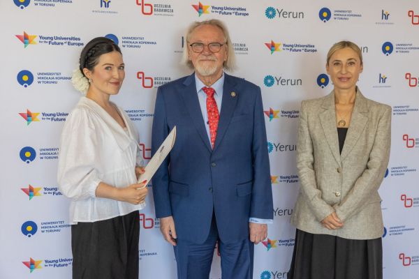 Uroczyste wręczenie Nagród Rektora dla osób zatrudnionych w toruńskiej części UMK [fot. Mikołaj Kuras] Kliknij, aby powiększyć zdjęcie