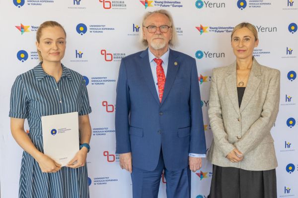 Uroczyste wręczenie Nagród Rektora dla osób zatrudnionych w toruńskiej części UMK [fot. Mikołaj Kuras] Kliknij, aby powiększyć zdjęcie