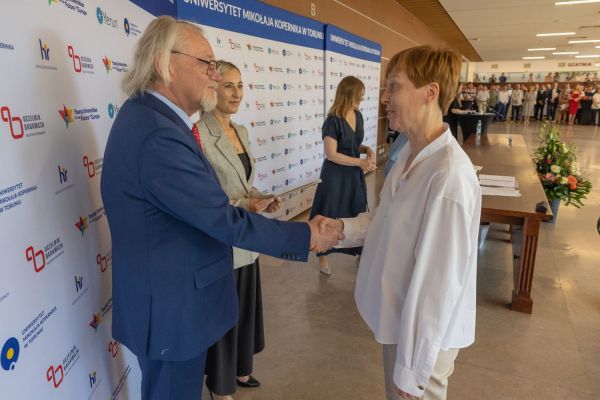 Uroczyste wręczenie Nagród Rektora dla osób zatrudnionych w toruńskiej części UMK [fot. Mikołaj Kuras] Kliknij, aby powiększyć zdjęcie