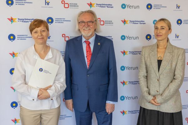 Uroczyste wręczenie Nagród Rektora dla osób zatrudnionych w toruńskiej części UMK [fot. Mikołaj Kuras] Kliknij, aby powiększyć zdjęcie