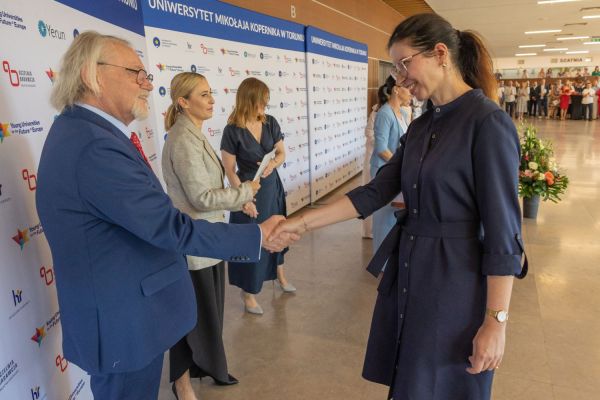 Uroczyste wręczenie Nagród Rektora dla osób zatrudnionych w toruńskiej części UMK [fot. Mikołaj Kuras] Kliknij, aby powiększyć zdjęcie