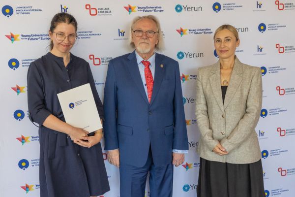 Uroczyste wręczenie Nagród Rektora dla osób zatrudnionych w toruńskiej części UMK [fot. Mikołaj Kuras] Kliknij, aby powiększyć zdjęcie