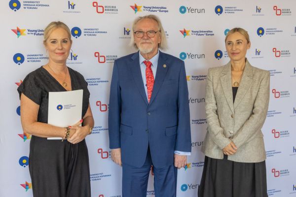 Uroczyste wręczenie Nagród Rektora dla osób zatrudnionych w toruńskiej części UMK [fot. Mikołaj Kuras] Kliknij, aby powiększyć zdjęcie