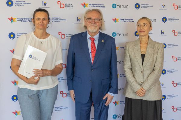 Uroczyste wręczenie Nagród Rektora dla osób zatrudnionych w toruńskiej części UMK [fot. Mikołaj Kuras] Kliknij, aby powiększyć zdjęcie