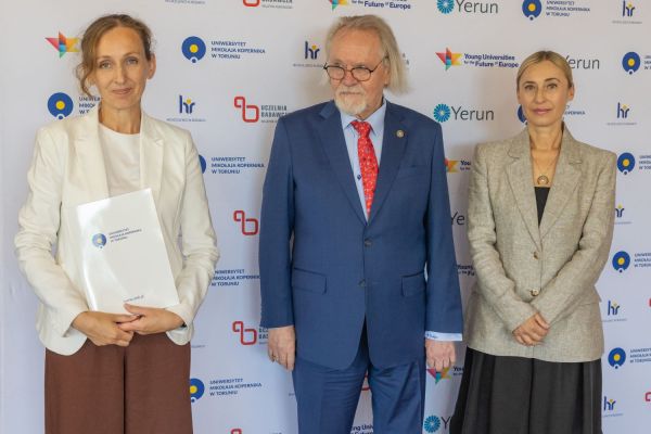 Uroczyste wręczenie Nagród Rektora dla osób zatrudnionych w toruńskiej części UMK [fot. Mikołaj Kuras] Kliknij, aby powiększyć zdjęcie