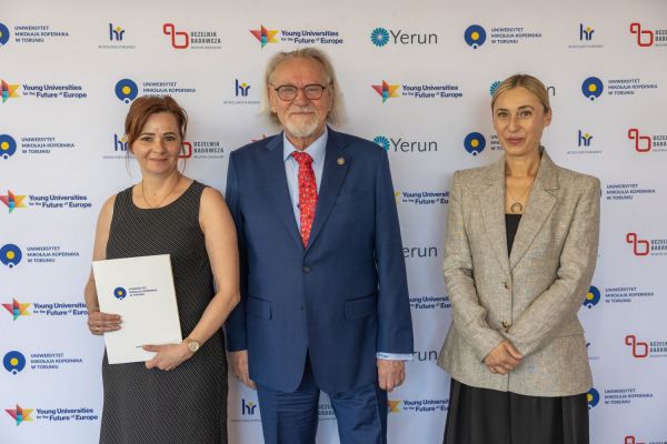 Uroczyste wręczenie Nagród Rektora dla osób zatrudnionych w toruńskiej części UMK [fot. Mikołaj Kuras] Kliknij, aby powiększyć zdjęcie